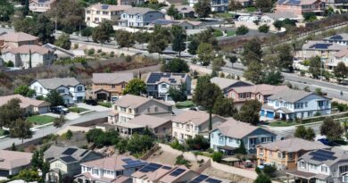 More home sellers are taking listings off the market, Redfin says